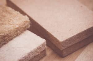 Gros plan sur des panneaux d'isolation thermique écologiques en fibres naturelles, présentant des textures différentes.